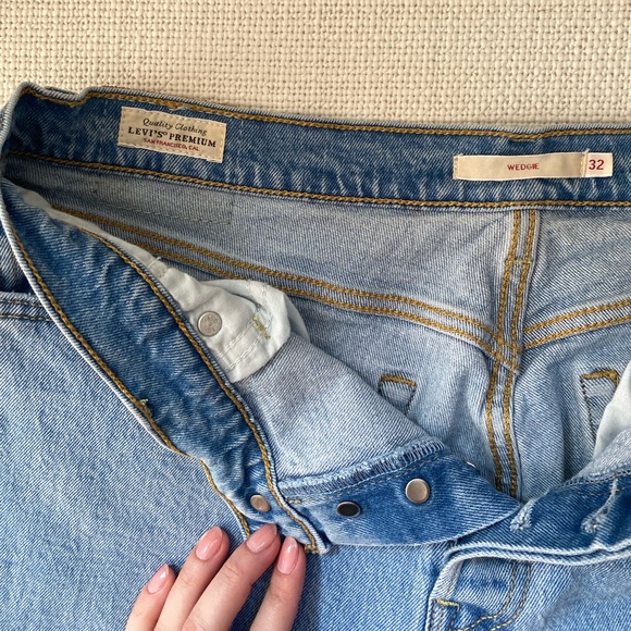 Levi’s Wedgie Fit Light/Medium Wash Women’s Jeans - Picture 7 of 8